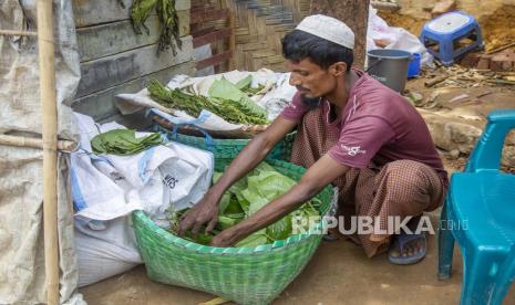 Pengungsi Rohingya menjual sayuran saat ia mengikuti protes yang diadakan untuk memperingati lima tahun migrasi massal pengungsi Rohingya dari Myanmar ke Bangladesh, di sebuah kamp darurat di Kutubpalang, Ukhiya, distrik Cox Bazar, Bangladesh, 25 Agustus 2022. Menurut kepada Komisaris Tinggi PBB untuk Pengungsi (UNHCR), lebih dari 900.000 pengungsi Rohingya tinggal di Bangladesh dan wilayah Cox