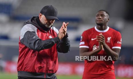 Pelatih Liverpool Jurgen Klopp (kiri). 