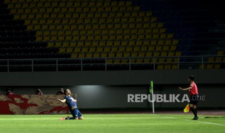 Penyerang Persib Ezra Walian melakukan selebrasi usai mencetak gol ke gawang PSS pada pertandingan semifinal Piala Menpora 2021 di Stadion Manahan, Solo, Jawa Tengah, Senin (19/4). Persib memastikan melaju ke babak final usai bermain imbang 1-1 melawan PSS. Persib menang dengan agregat 3-2. Di final Persib akan menghadapi musuh bebuyutan Persija.