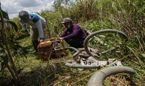 Masyarakat Peduli Api (MPA) menyalakan pompa portable sebelum pembasahan pada lahan gambut menggunakan air sumur bor di Desa Talio Hulu, Kabupaten Pulang Pisau, Kalimantan Tengah, Ahad (19/9/2021). Pembasahan tersebut sebagai upaya mencegah pengeringan pada lahan gambut yang berpotensi menjadi kebakaran hutan dan lahan (karhutla), karena di desa itu merupakan salah satu titik kawasan yang rawan terjadinya karhutla. 