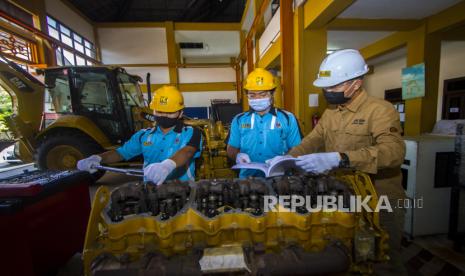 Mahasiswa Politeknik Negeri Banjarmasin (Poliban) melakukan pembelajaran cara merawat mesin alat berat di workshop program studi teknik alat berat Poliban di Banjarmasin, Kalimantan Selatan, Senin (2/11/2020). Kementerian Pendidikan dan Kebudayaan Republik Indonesia mengembangkan skema sertifikasi kompetensi melalui program penilaian mutu PTV berstandar industri dari Direktorat Kemitraan dan Penyelarasan Dunia Usaha dan Dunia Industri (Direktorat Mitras DUDI) untuk pengembangan SDM Unggul Indonesia Maju dan Daya Saing Keekonomian Bangsa menggaet Lembaga Sertifikasi Profesi (LSP) yang berlisensi BNSP salah satunya LSP Poliban untuk menjalankan program tersebut. 