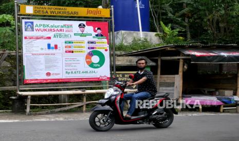 Baliho Anggaran Pendapatan dan Belanja (APB) Kalurahan terpasang di papan informasi desa di Wukirsari, Sleman, Yogyakarta, Ahad (17/1). Pemasangan APB Kalurahan/ Desa ini sebagai salah satu bentuk transparansi penggunaan anggaran. Sehingga masyarakat bisa ikut mencermati penggunaan alokasi dana desa.