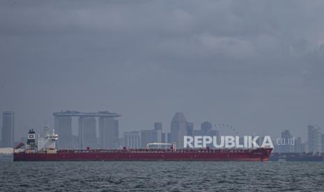 Sebuah kapal kargo melintas di perairan Selat Malaka, Batam, Kepulauan Riau, Senin (31/8/2020). 