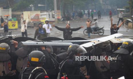 Personel Sat-Brimob Polda Jateng berupaya menghalau sejumlah oknum suporter PSIS Semarang yang memaksa masuk ke area Stadion Jatidiri Semarang, Jawa Tengah, Jumat (17/2/2023). Meskipun pertandingan lanjutan BRI Liga 1 2022/2023 antara PSIS Semarang melawan Persis Solo telah diumumkan tanpa penonton serta akan ada pengembalian tiket (refund) dari panitia penyelenggara, namun sejumlah suporter memaksa masuk ke area stadion tersebut yang sempat memicu kericuhan.  