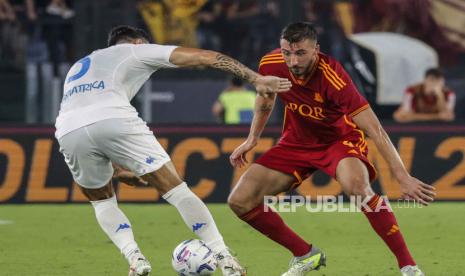 Gelandang AS Roma, Bryan Cristante (kanan).