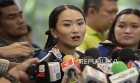 Paetongtarn Shinawatra, putri mantan Perdana Menteri Thailand Thaksin Shinawatra, berbicara kepada wartawan saat konferensi pers di markas besar Partai Pheu Thai di Bangkok, Thailand, Selasa, 29 Agustus 2023.