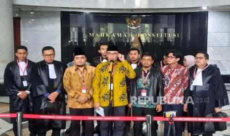 Ketua KPU RI Hasyim Asyari (tengah) bersama jajaran serta kuasa hukum KPU menyampaikan keterangan pers usai mengikuti sidang pemeriksaan terakhir sengketa hasil Pilpres 2024 di Gedung Mahkamah Konstitusi (MK), Jumat (5/4/2024). 