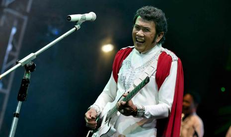 Raja dangdut Rhoma Irama bersama Soneta beraksi saat tampil pada hari kedua Synchronize Fest 2018 di Gambir Expo, Kemayoran, Jakarta