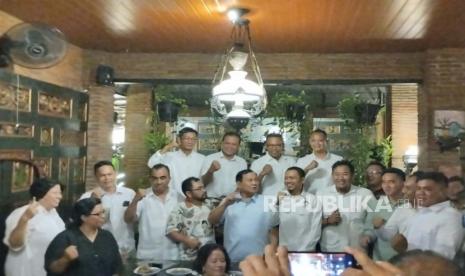 Prabowo bertemu relawan Gibran dan Jokowi di angkringan omah Semar Solo, Jumat (19/5/2023). Dalam kesempatan itu para relawan menyatakan dukungannya kepada Prabowo sebagai capres 2024. 