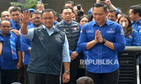 Gubernur DKI Jakarta Anies Baswedan bersama Ketua Umum Partai Demokrat Agus Harimurti Yudhoyono (AHY) usai memberikan keterangan di kantor DPP Partai Demokrat, Jakarta, Jumat (7/10/2022). Silahturahmi Anies-AHY tersebut membahas soal dinamika politik jelang Pilpres 2024. Republika/Prayogi