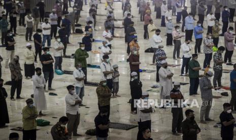 Sholat Jumat di Masjid JIC dibuat dengan saf yang berjarak. Ilustrasi sholat Jumat   