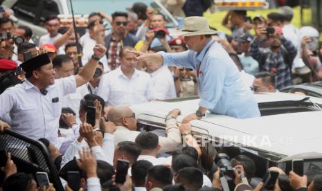 Bacapres Prabowo Subianto menyapa pendukung saat pawai di depan Gedung KPU RI, Jakarta, Rabu (25/10/2023). Pasangan bakal capres dan bakal cawapres yang diusung Koalisi Indonesia Maju tersebut mendaftarkan diri mereka sebagai peserta dalam Pilpres 2024.