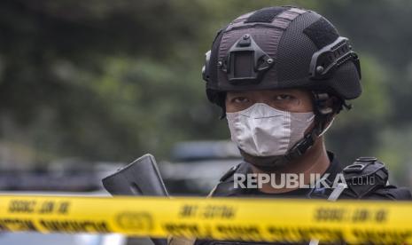 Petugas kepolisian berjaga di dekat lokasi terjadinya ledakan yang diduga bom bunuh diri di area Polsek Astana Anyar, Jalan Astana Anyar, Kota Bandung, Rabu (7/12/2022). Kabid Humas Polda Jabar Kombes Pol Ibrahim Tompo mengatakan, jumlah korban dalam peristiwa tersebut sebanyak 10 orang, dengan rincian 1 pelaku meninggal, 1 polisi meninggal, 4 orang luka ringan dan 4 orang luka berat. Republika/Abdan Syakura