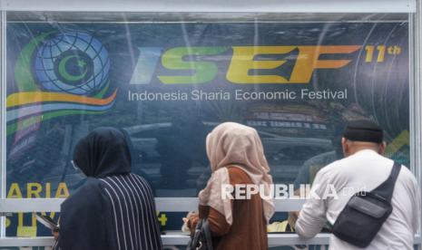 Pengunjung melakukan regristrasi pada hari terakhir gelaran Indonesia Sharia Economic Festival (ISEF) 2024 di Jakarta Convention Center, Ahad (3/11/2024).