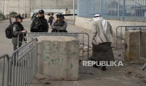  Petugas Polisi Perbatasan Israel mengamankan pos pemeriksaan yang digunakan oleh warga Palestina untuk menyeberang dari Tepi Barat ke Yerusalem, untuk salat Jumat pertama di bulan suci Ramadhan di kompleks masjid Al Aqsa, pos pemeriksaan tentara Qlandia Israel, barat Ramallah, Jumat, April 8, 2022. Berbagai Pihak Coba Redakan Situasi Usai Serangan Polisi Israel di Masjid Al Aqsa