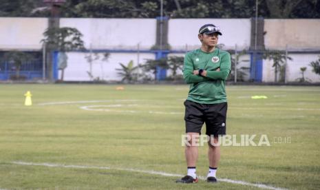 Pelatih timnas Indonesia Shin Tae-yong saat memimpin sesi latihan. 