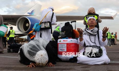 Jamaah haji melakukan sujud syukur saat tiba di Bandara Internasional Sultan Hasanuddin, Makassar, Sulawesi Selatan, Minggu (23/6/2024). Sebanyak 449 orang jamaah haji yang tergabung dalam kelompok terbang (kloter) pertama debarkasi Makassar tiba di tanah air setelah melaksanakan ibadah haji 1445 H di Arab Saudi.