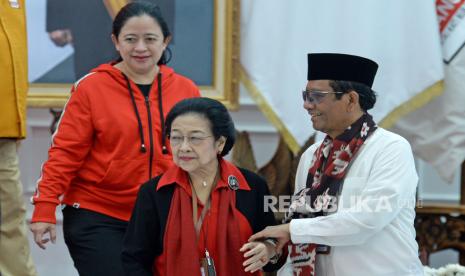 Ketua Umum PDI Perjuangan Megawati Soekarnoputri berbincang bersama Bakal calon Wakil Presiden Mahfud MD usai melakukan pendaftaran bakal pasangan calon presiden dan wakil presiden pada Pemilihan Umum 2024 di Gedung KPU, Jakarta, Kamis (19/10/2023). Pasangan Ganjar Pranowo dan Mahfud MD menjadi pasangan kedua yang mendaftar di KPU sebagai bakal pasangan calon presiden dan wakil presiden 2024. Sebelumnya pasangan Anies- Muhaimin (AMIN) juga mendaftar pada hari ini. 