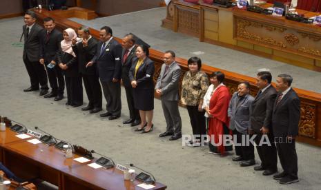 Ketua DPR Puan Maharani (tengah) bersama wakil ketua DPR dan para Anggota Komnas HAM terpilih periode 2022-2027 berfoto dalam rapat Paripurna DPR Ke-8 Masa Persidangan I Tahun Sidang 2022-2023 di Kompleks Parlemen, Senayan, Jakarta, Selasa (4/10/2022). Rapat paripurna tersebut mengesahkan sembilan calon anggota Komnas HAM periode 2022-2027. Prayogi/Republika.  