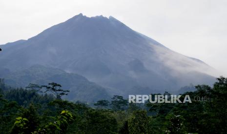 Gunung Merapi terlihat dari Pos Pengamatan Gunungapi Merapi Babadan, Magelang, Jawa Tengah, Jumat (6/11). Petugas pos lebih intensif mantau aktivitas gunung sejak naiknya status Gunung Merapi menjadi Siaga pada Kamis (6/11).