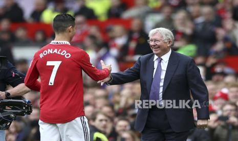 Mantan manajer Manchester United Sir Alex Ferguson menyapa Cristiano Ronaldo (kiri) dari Manchester United sebelum pertandingan sepak bola Liga Premier Inggris antara Manchester United dan Newcastle United di Manchester, Inggris, 16 Oktober 2022.