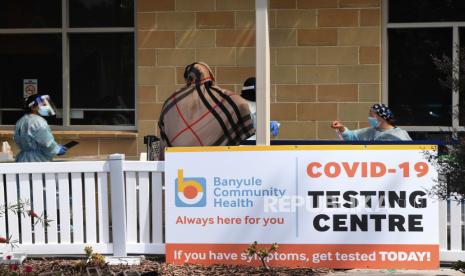 Seorang wanita menunggu untuk diuji di lab pengujian COVID-19 walkthrough di Heidelberg West, Melbourne, Australia, 22 Oktober 2020.