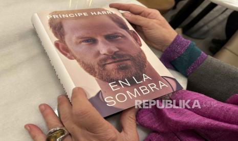  Seorang wanita memegang salinan En La Sombra (Dalam Bayangan), terjemahan bahasa Spanyol dari memoar Pangeran Harry, Spare, di Barcelona, ??Spanyol, Kamis, Kamis (5/1/2023). memoar, yang akan diterbitkan minggu depan, bahwa saudara laki-lakinya Pangeran William mengecam dan menyerangnya secara fisik selama pertengkaran sengit atas hubungan saudara-saudara yang memburuk. Sekutu keluarga Kerajaan Inggris menolak klaim Pangeran Harry dalam buku memoar barunya. Dalam buku itu Harry menggambarkan keluarga kerajaan sebagai institusi dingin dan tak berperasaan yang gagal dalam mendukung atau mengasuhnya.