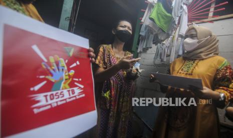 Petugas  mendata warga di Kelurahan Tengah, Kramat Jati, Jakarta, Jumat (18/3/2022). Dompet Dhuafa bekerja sama dengan Puskesmas Kelurahan Tengah melakukan pendataan dari rumah ke rumah kepada 60 warga yang berdiagnosis dan bergejala penyakit tuberkulosis serta pengambilan sampel dahak untuk dilakukan pemeriksaan lanjutan di Puskesmas. Republika/Putra M. Akbar