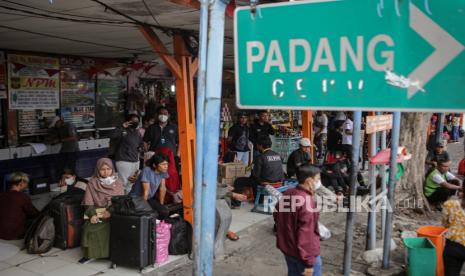 Calon penumpang bus menunggu jadwal keberangkatan di Terminal Kalideres, Jakarta, Senin (19/12/2022). Kementerian Perhubungan memprediksi jumlah penumpang angkutan umum pada masa libur Natal dan Tahun Baru (Nataru) periode 2022-2023 sebesar 14,72 juta orang atau naik 54,62 persen dibadingkan periode 2021-2022. Penumpang Terminal Kalideres Naik 100 Persen