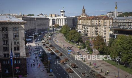 Orang-orang melihat barisan besar tank dan pengangkut infanteri Rusia yang terbakar yang dirampas dipajang di jalan raya pusat Khreshchatyk saat warga Ukraina bersiap memperingati Hari Kemerdekaan di Kyiv, Ukraina, Selasa, (22/8/2023)