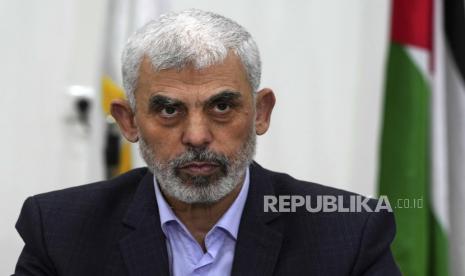 Pemimpin Senior Hamas Yahya Sinwar saat mempimpin pertemuan dengan petinggi faksi Palestina di Kantornya di Gaza, 13 April 2022.