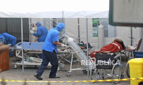  Petugas medis merawat pasien di dalam tenda darurat yang didirikan untuk menampung lonjakan kasus COVID-19, di Rumah Sakit Pusat Dr. Sardjito Yogyakarta. Instalasi generator oksigen yang akan dibangun Pemerintah Daerah (Pemda) DIY baru diperkirakan dapat beroperasi pada September 2021 nanti. Setidaknya, ada tiga instalasi generator oksigen yang akan dibangun di DIY.