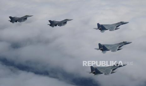 file foto Jet tempur gabungan Jepang dan AS terbang dalam formasi di atas Laut Jepang, Selasa, 7 Juni 2022. 