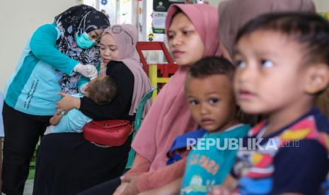 Petugas Puskesmas memberikan vaksin polio kepada anak di Posyandu (ilustrasi). 