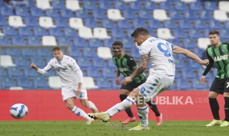 Andrea Pinamonti mencetak gol selama pertandingan sepak bola Serie A antara Sassuolo dan Empoli, di stadion Mapei di Reggio Emilia, Italia, Minggu, 31 Oktober 2021.