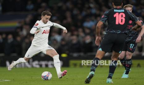 Gelandang Tottenham Hotspur James Maddison (kiri). 