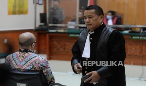 Kuasa Hukum Hotman Paris berjalan disamping Mantan Kapolda Sumatra Barat Irjen Pol Teddy Minahasa saat sidang tuntutan di Pengadilan Negeri Jakarta Barat, Jakarta, Kamis (30/3/2023). Jaksa Penuntut Umum (JPU) menuntut Teddy Minahasa dengan hukuman mati terkait kasus memperjualbelikan barang bukti narkotika jenis sabu-sabu sitaan seberat lima kilogram.