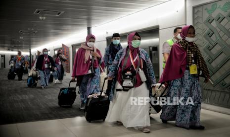 Calon jamaah haji saat bersiap menaiki pesawat di Terminal 2F Bandara Soekarno Hatta, Tangerang, Banten, Sabtu (4/6/2022).  Sebanyak 393 jamaah haji kloter pertama asal DKI Jakarta mulai diberangkatkan ke Madinah, Arab Saudi melalui Bandara Soekarno Hatta, Tangerang  Banten. Republika/Thoudy Badai