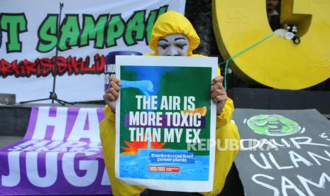 Mime artist Wanggi Hoed performs at the Global Climate Strike 2023 action, at Cikapayang Park, Jalan Ir H Djuanda, Bandung City, Sunday (17/9/2023).