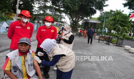 Pedagang asongan mengikuti vaksinasi keliling Covid-19 (ilustrasi)