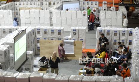 Petugas Panitia Pemilihan Kecamatan (PPK) Jatinegara bersama pihak terkait melakukan rekapitulasi suara tingkat Kecamatan di GOR Otista, Jakarta Timur