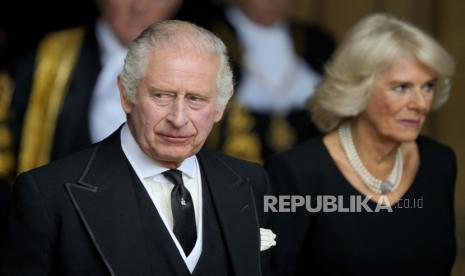 Raja Charles III dan Permaisuri Camilla meninggalkan Westminster Hall, di Istana Westminster, di mana House of Commons dan House of Lords bertemu untuk menyampaikan belasungkawa mereka di London, Senin, 12 September 2022. Pemahkotaan Raja Charles III akan berlangsung pada Mei 2023.