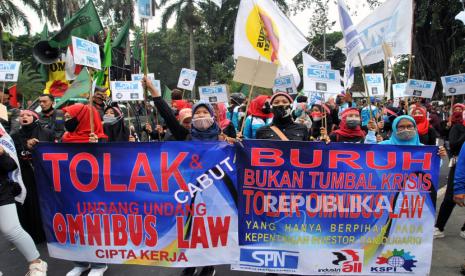 Ratusan buruh dari berbagai serikat pekerja di Bogor berunjuk rasa menolak UU Omnibus Law Cipta Kerja di Plaza Balai Kota Bogor, Jawa Barat, Rabu (21/10/2020). Dalam aksinya, massa buruh Bogor juga meminta Presiden Joko Widodo mencabut UU Omnibus Law Cipta Kerja dan mengeluarkan Peraturan Pemerintah Pengganti Undang-undang (Perppu). 