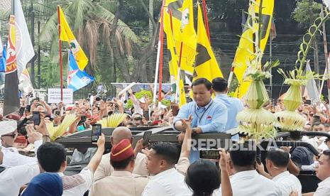 Prabowo Subianto dan Gibran Rakabuming. Jalan sekitar Taman Suropati, Menteng, Jakpus dipenuhi pendukung Prabowo-Gibran.