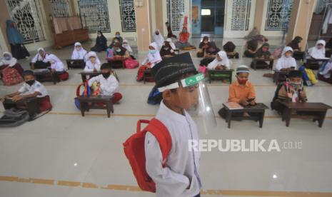 Sejumlah pelajar menggunakan internet gratis untuk belajar daring, di Masjid Nurul Huda, Kelurahan Surau Gadang, Kecamatan Nanggalo, Padang, Sumatera Barat, Kamis (24/9/2020). Pemkot Padang memasang internet gratis di 11 masjid di kota itu dan masing-masing kantor camat serta kantor kelurahan, untuk memfasilitasi belajar daring pelajar pada masa pandemi. 