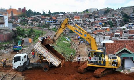  Pemerintah Provinsi Jawa Barat menyiapkan sejumlah langkah mitigasi untuk mencegah perluasan ancaman pemutusan hubungan kerja (PHK) di sektor padat karya.  Tampak  pekerja mengoperasikan alat berat pada proyek pembangunan jalur ganda Kereta Api (KA) Bogor-Sukabumi di Kelurahan Bondongan Kecamatan Bogor Selatan, Kota Bogor, Jawa Barat, Selasa (3/11/2020). (ilustrasi)