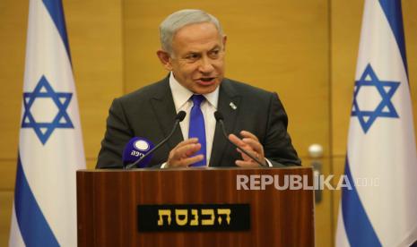 Perdana Menteri Israel Benjamin Netanyahu berbicara kepada para peserta pertemuan faksi partai Likud di Knesset, Parlemen Israel di Yerusalem, 09 Januari 2023.