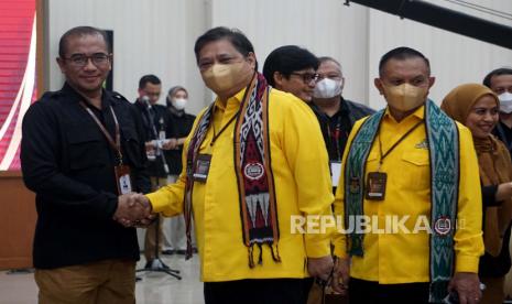 Ketua Umum DPP Partai Golkar Airlangga Hartarto berjabat tangan dengan Ketua Komisi Pemilihan Umum (KPU) Hasyim Asyari saat pendaftaran partai politik calon peserta Pemilu 2024 di gedung KPU, Jakarta, Rabu (10/8/2022). Pada hari ini Koalisi Indonesia Bersatu (KIB) yang terdiri dari Partai Golkar, PAN dan PPP telah resmi mendaftar sebagai calon peserta Pemilu 2024 ke KPU. Prayogi/Republika