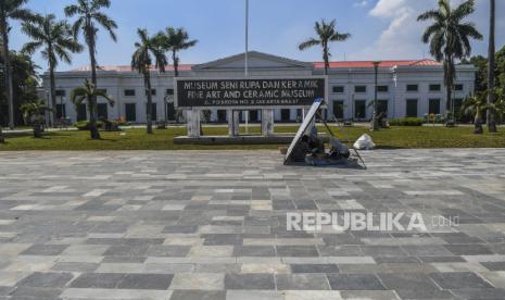 Pekerja menyelesaikan proyek revitalisasi pedestrian di kawasan Kota Tua, Jakarta, Selasa (5/7/2022). Dinas Bina Marga DKI Jakarta terus mengejar target penyelesaian revitalisasi pedestrian di kawasan tersebut, dan saat ini telah mencapai 80 persen. 