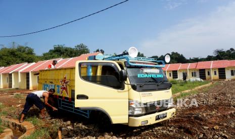 Pekerja berkativitas di kompleks perumahan bersubsidi di kawasan Bojong Gede, Bogor, Jawa Barat, Ahad (5/4). Konfederasi Serikat Pekerja Indonesia (KSPI) Said Iqbal menyatakan dukungan pada program Tabungan Perumahan Rakyat (Tapera). Namun, dukungan yang diberikan KSPI memiliki syarat tertentu. 